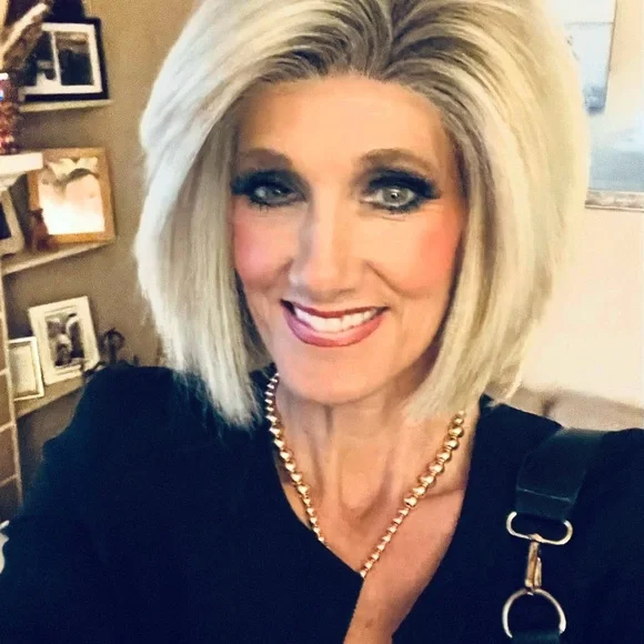 Elegant Raquel Welch lace front wig in Shaded biscuit ( Platinum blonde) - Picture 7 of 9